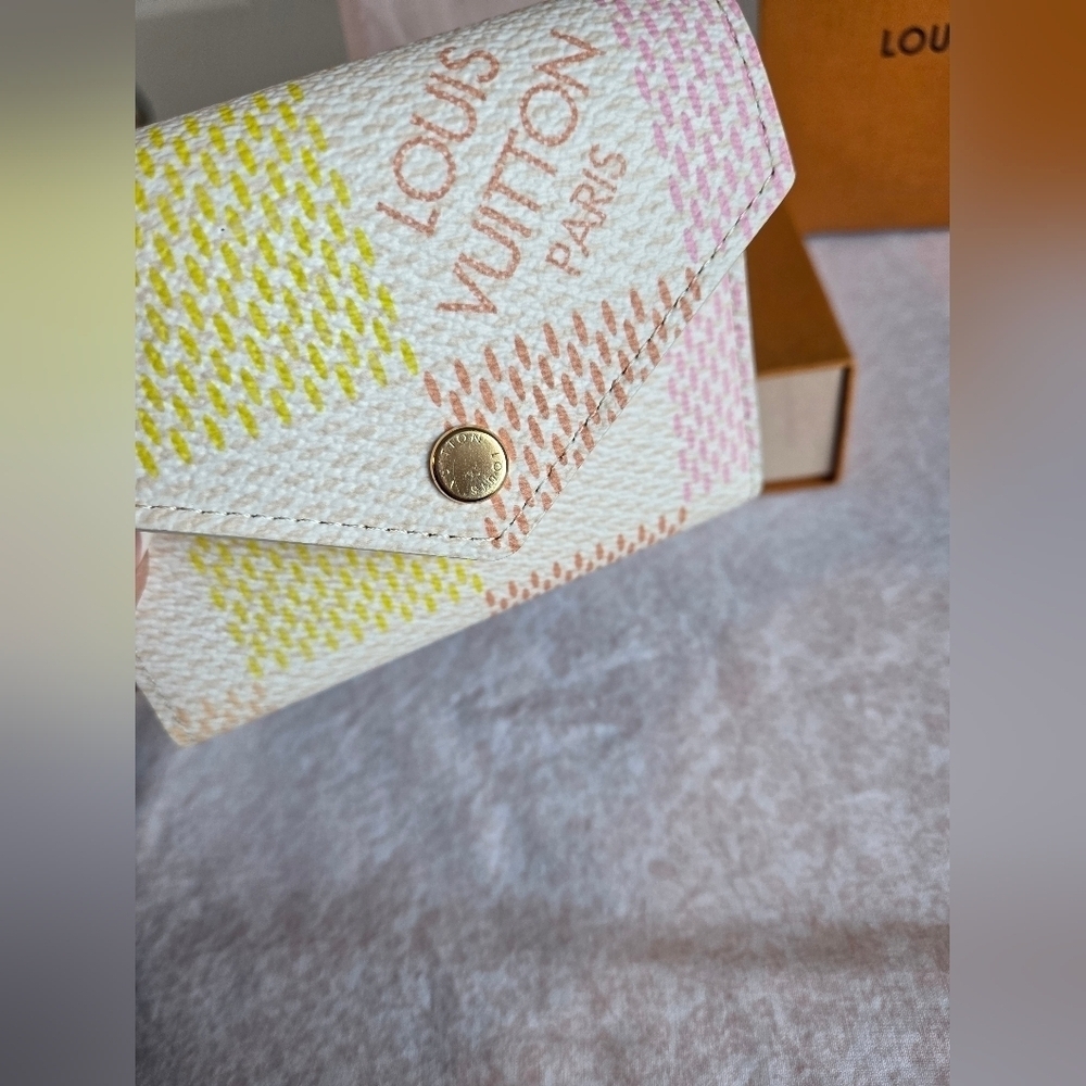 Louis Vuitton Victorine Wallet β Peach Multicolor Damier - Picture 4 of 7